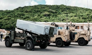 　陸上自衛隊石垣駐屯地に展開した、米軍の対艦ミサイル発射装置「ネメシス」（左）と短距離防空システム「マディス」＝１７日、沖縄県・石垣島