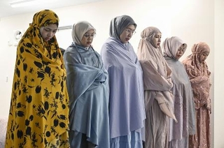 　モスク内で祈りをささげるインドネシアから来日したイスラム教徒の女性たち＝７月、高知市