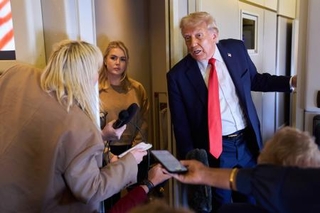 　英国を出発後、大統領専用機内で記者団に応じるトランプ米大統領＝１８日（ＡＰ＝共同）