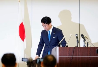 　記者会見を終え、引き揚げる小泉農相＝２０日午前、東京都港区