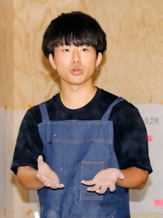 　福島県双葉町の土を利用した陶芸体験教室を始めた合同会社「ｔｏｔｅｎ」代表の川上友聖さん＝８月、双葉町