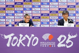 　大会総括会見に臨むＷＡのセバスチャン・コー会長（左）と「東京２０２５世界陸上財団」の尾県貢会長＝２１日午後、東京・国立競技場