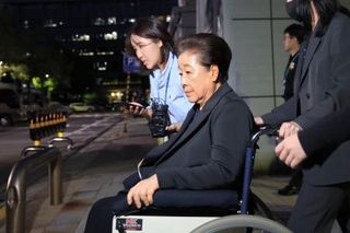 　韓国のソウル中央地裁を後にする旧統一教会の韓鶴子総裁＝２２日（聯合＝共同）