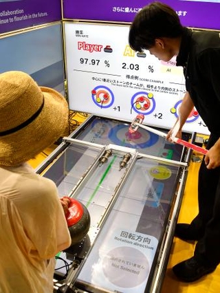 　大阪・関西万博でお披露目された、ＡＩを活用したカーリングのシミュレーター＝３日、大阪市此花区