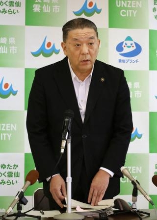 　ふるさと納税制度の除外について記者会見で説明する長崎県雲仙市の金沢秀三郎市長＝２６日午後、雲仙市