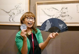 　自身が制作したグッズを持つ上田みゆきさん＝２０２５年９月１０日、福井県越前市