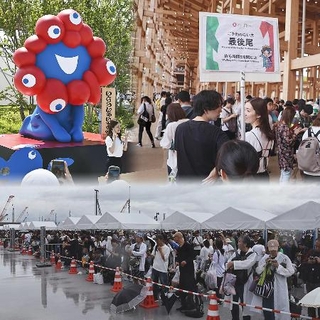 　大阪・関西万博東ゲート付近で来場者を歓迎するミャクミャク像（左上）、イタリア館の入場列に並ぶ来場者（右上）、開場前に東ゲートに並ぶ来場者（下）のコラージュ