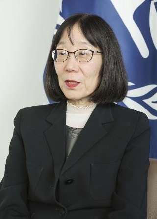 　取材に応じる国際刑事裁判所（ＩＣＣ）の赤根智子所長＝１５日、オランダ・ハーグ（共同）