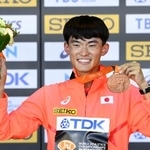 ２３年世界選手権の男子３５キロ競歩で銅メダルを獲得し、セレモニーで笑顔を見せる川野将虎＝２３年８月、ブダペスト（共同）