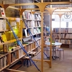 　雑誌に特化した私設図書館「よみかけ文庫」の館内＝２０２５年８月２日、愛知県一宮市