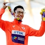 ２２年世界選手権男子２０キロ競歩の表彰式で、メダルを手に笑顔を見せる山西利和＝２２年７月、米オレゴン州ユージン（代表撮影・共同）