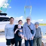 　アルビノの男児を持つ家族と交流する石井更幸さん（右から２人目）＝２０２４年９月、千葉県内（石井さん提供）