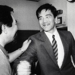 　１９９０年９月、支援者と無罪判決を喜ぶ前川彰司さん