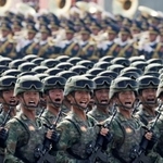 　北京の天安門前をパレードする中国人民解放軍兵士＝３日（ロイター＝共同）