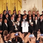 　ベッカムらとホワイトハウスを訪問し、オバマ元大統領と集合写真を撮る清水氏（中列左から３人目）＝２０１２年５月（清水氏提供）