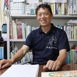 　ニホンカワウソについて取材に応じるＮＰＯ法人理事長の山本貴仁さん＝８月、愛媛県西条市