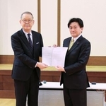 　２０２４年１２月、中教審の荒瀬克己会長（左）に諮問文を手渡す武部新文科副大臣＝文科省