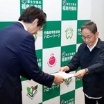 　答申書を手交する福島地方最低賃金審議会の熊沢透会長（右）＝５日午前、福島市