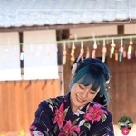 　「ＴｉｋＴｏｋ（ティックトック）」に投稿された、彩葉わかなさんが風鈴を背景にろくろを回す動画の１こま