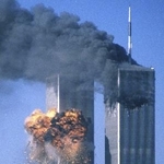 　２００１年９月１１日、航空機が突っ込み、炎上するニューヨークの世界貿易センタービル（ロイター＝共同）