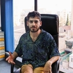 　エルサレムで取材に応じるイタマール・シュバルツさん＝８月２０日（共同）