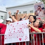 　タイ最高裁前に集まったタクシン元首相の支持者ら＝９日、バンコク（共同）