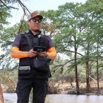 米テキサス州カー郡で、洪水の安否不明者を捜すためにドローンを操作するアンヘル・レイナさん