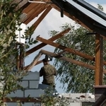 　ロシア無人機の撃墜で、損傷した住宅を調べるポーランド軍兵士＝１０日、ポーランド東部（ロイター＝共同）