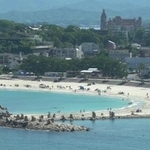 　共同通信の定点カメラが捉えた、津波注意報で和歌山県白浜町の海水浴場から避難する人たち＝７月３０日午前８時３９分ごろ