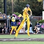 竹馬に乗る選手＝６月、米ジョージア州サバンナ