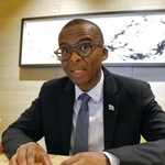 インタビューに答えるボツワナのハオラテ副大統領