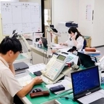 　被災者からの電話に対応するふくしま心のケアセンターの職員＝１日、福島市