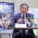 　「オヒサマの森」で行われた車座対話で発言する石破首相＝３月、長野県宮田村