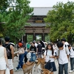 　観光客などでにぎわう奈良・東大寺の参道。奥は南大門＝１０日