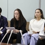 記者会見する女子サッカー２部リーグ「ディオッサ出雲ＦＣ」（左２人目から）ラウラ・スペナザットさんとフェへ・タイスさん（当時）＝２０２４年１１月６日、島根県出雲市