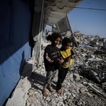 ガザ北部ガザ市で、がれきの中に立つパレスチナ人の子ども＝４月１６日（ゲッティ＝共同）