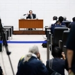 　金融政策決定会合後、記者会見する日銀の植田総裁（奥）＝１９日午後、日銀本店