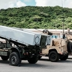 　陸上自衛隊石垣駐屯地に展開した、米軍の対艦ミサイル発射装置「ネメシス」（左）と短距離防空システム「マディス」＝１７日、沖縄県・石垣島