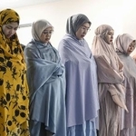 　モスク内で祈りをささげるインドネシアから来日したイスラム教徒の女性たち＝７月、高知市