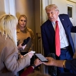 　英国を出発後、大統領専用機内で記者団に応じるトランプ米大統領＝１８日（ＡＰ＝共同）