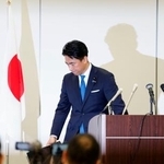 　記者会見を終え、引き揚げる小泉農相＝２０日午前、東京都港区