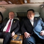 　３日、移動中の車内でロシアのプーチン大統領と談笑する金正恩朝鮮労働党総書記＝北京（朝鮮中央通信＝共同）