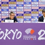 　大会総括会見に臨むＷＡのセバスチャン・コー会長（左）と「東京２０２５世界陸上財団」の尾県貢会長＝２１日午後、東京・国立競技場