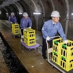 　京極発電所内のトンネルに運び込まれる日本酒＝２０２４年１０月、北海道京極町（北海道電力提供）