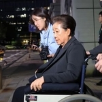 　韓国のソウル中央地裁を後にする旧統一教会の韓鶴子総裁＝２２日（聯合＝共同）