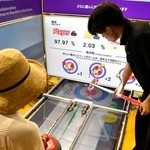 　大阪・関西万博でお披露目された、ＡＩを活用したカーリングのシミュレーター＝３日、大阪市此花区