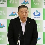 　ふるさと納税制度の除外について記者会見で説明する長崎県雲仙市の金沢秀三郎市長＝２６日午後、雲仙市
