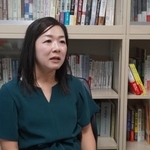 取材に答える琉球大の山本章子准教授＝８月５日、沖縄県西原町の琉球大研究室