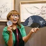 　自身が制作したグッズを持つ上田みゆきさん＝２０２５年９月１０日、福井県越前市