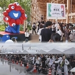 　大阪・関西万博東ゲート付近で来場者を歓迎するミャクミャク像（左上）、イタリア館の入場列に並ぶ来場者（右上）、開場前に東ゲートに並ぶ来場者（下）のコラージュ